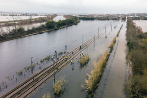Cheias em Coimbra: linha férrea alagada após o mau tempo