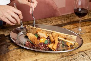 Tártaro de novilho servido em seu tutano