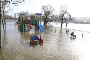 Parque infantil inundado em Coimbra após fortes chuvas