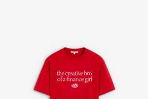 T-shirt vermelha com a frase 'the creative bro of a finance girl'