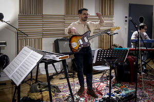 O guitarrista Bruno Pernadas, num ensaio com a sua banda que a SÁBADO acompanhou