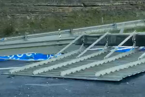 Placar de sinalização cai em cima de carro na A8 na zona de Loures