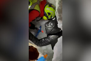 O momento em que homem é resgatado após ser atingido por avalanche no norte de Itália