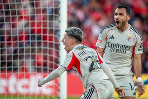 Benfica vence Santa Clara nos Açores por 2-1, igualando o Sporting