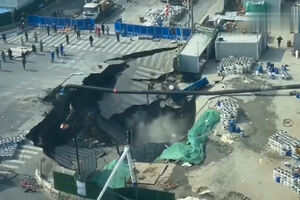 Cratera gigante abre em Xangai e engole parte de estrada 