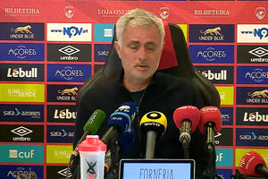 Mourinho: "Há equipas grandes que tiveram a mesma sorte com o campo, mas mais sorte com o árbitro"