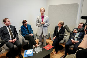 Yulia Navalnaya com os ministros dos Negócios Estrangeiros do Reino Unido, França, Alemanha, Suécia e Países Baixos 