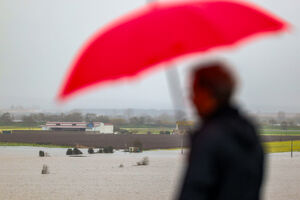 Um popular observa as zonas alagadas pela subida das águas do Rio Tejo do alto da aldeia de Santana, Cartaxo