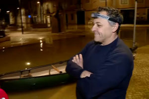 "Agora é o meu meio de transporte": morador recorre a canoa para se deslocar em Santarém devido às cheias