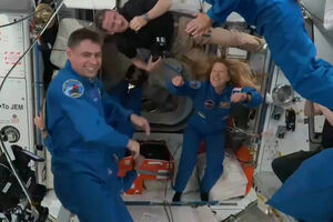 Astronautas chegam à Estação Espacial Internacional para substituir tripulação que foi retirada por sgurança