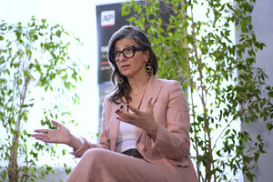 Francesca Albanese, relatora da ONU, enfrenta críticas de estados europeus e apoio de artistas