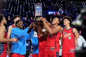 Vencedores do All Star Game na NBA exibem o troféu