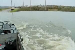 Barco com rodas faz a travessia por estrada totalmente inundada para chegar a aldeia de Ereira