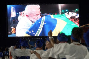 Escola de samba homenageia presidente Lula da Silva e lança polémica no Brasil