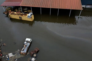 Imagens de drone mostram carro em cima de contentor e destroços espalhados pela água em Montemor-o-Velho