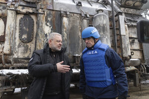 Herman Galushchenko, à esquerda na foto, com o diretor da Agência Internacional de Energia Atómica