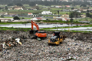 Os moradores queixam-se de que os resíduos estão a contaminar as águas