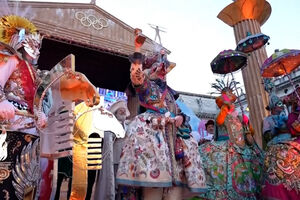 Máscaras exuberantes e fatos elaborados marcam o Carnaval de Veneza 