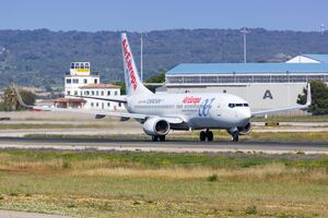 Avião da Air Europa em pista, após retomada de voos para Caracas