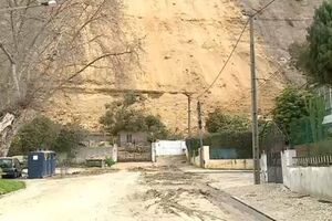 Deslizamento de terras na Costa de Caparica atinge três casas e obriga a retirar 20 pessoas