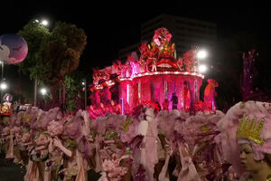 Desfiles enchem o Sambódromo na segunda noite do Carnaval do Rio de Janeiro 
