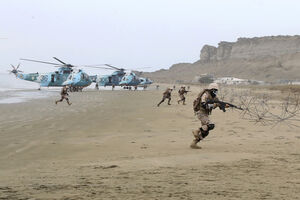 Militares iranianos em treino perto do estreito de Ormuz