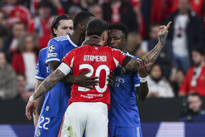 Otamendi e Vinícius Júnior num momento de tensão no jogo Benfica-Real Madrid