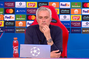 Mourinho e o episódio Vinícius na Luz: "Passa-se em todos os estádios e sempre com o mesmo protagonista, algo não está certo..."