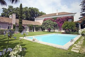 O Jardim da Arrábida tem piscina e é a zona mais  reservada  do palácio de  Belém. Foi renovado em 1981