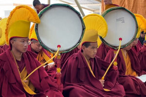 Monges rezam para dar as boas-vindas ao novo ano na Índia