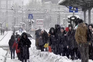 Veja as imagens do nevão que está a paralisar Bucareste