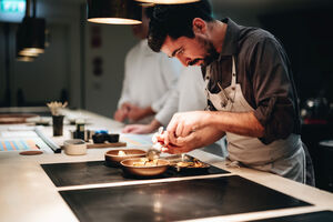 Fábio Pereira, que chefia a cozinha do Bairro Alto Hotel, recebe esta quinta-feira o último chef que convidou para jantares a quatro mãos