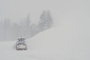 Máquinas removem neve na Califórnia após avalanche mortal