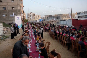 Centenas de pessoas reúnem-se entre escombros na Faixa de Gaza para a primeira refeição do Ramadão  