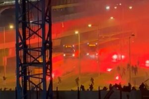 Confrontos entre ultras de Sporting e Benfica nas imediações de Alvalade antes do dérbi de futsal