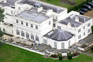 Polícias nos jardins do Royal Lodge enquanto decorrem buscas na antiga residência do ex-príncipe André