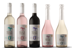 Mula Velha apresenta gama de vinhos 0% álcool, unindo tradição e inovação.
