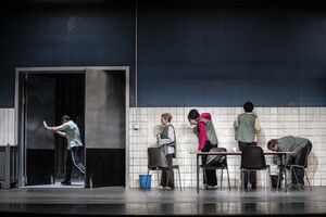 O dia a dia de profissionais de limpeza precários, no Reino Unido, é levado a palco por Alexander Zeldin, entre esta quinta-feira e este sábado na Culturgest