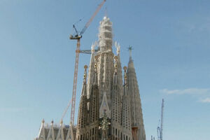 Sagrada Família torna-se a igreja mais alta do mundo após colocação de cruz no topo 
