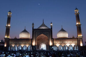 Centenas de pessoas reúnem-se na histórica Jama Masjid para quebrar jejum do Ramadão 