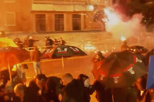 Fogo, explosões e gás lacrimogéneo marcam protestos anti-governo na Albânia 