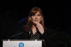 Sarah Ferguson a discursas num evento