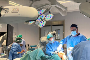 Equipa de cirurgiões que levou a cabo uma cirurgia inovadora.