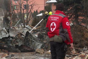 Ataque com mísseis e drones atinge subúrbios de Kiev e causa uma morte