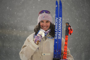 Atleta sorri com medalha nos Jogos Olímpicos de Inverno