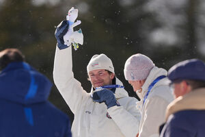 Atleta norueguês celebra pódio nos Jogos Olímpicos de Inverno