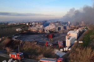 Imagens de drone mostram estragos causados pelo incêndio em armazém de frutas em Óbidos