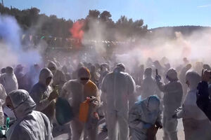 “Batalha” de farinha marca o fim do Carnaval na Grécia 