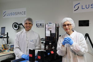 Ivo Vieira com Pilar del Río, que foi à LusoSpace pôr um autocolante com uma frase de Saramago no satélite com o seu nome