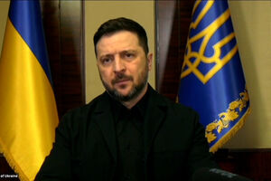 “A ameaça não diminuiu”: Zelensky recebe ovação de pé no Parlamento Europeu em sessão que assinala quatro anos de guerra 